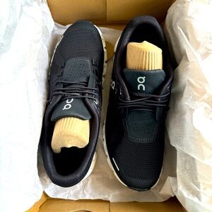 On cloud 5 athletic shoes women size 6 black and white